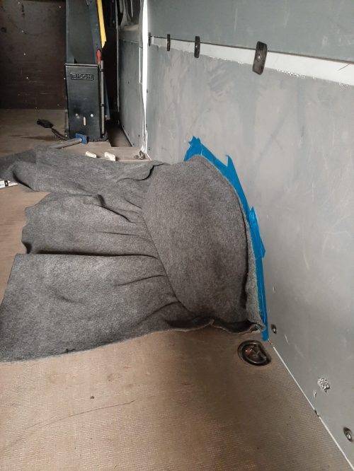 Fahrzeugsicherung und Verkleben der Seiten im Lieferwagen