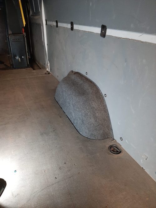 Fahrzeugsicherung und Verkleben der Seiten im Lieferwagen