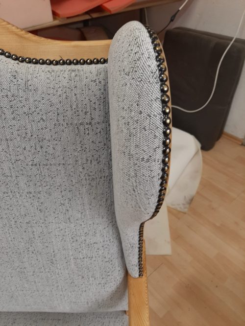 Austausch der Stoffpolster mit Dekoelementen im Sessel