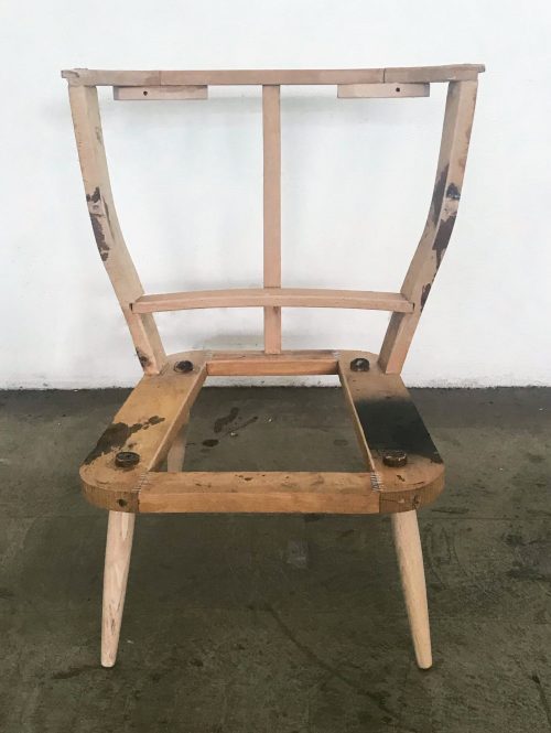 Ein Sessel und ein Sitzkissen für das Wohnzimmer