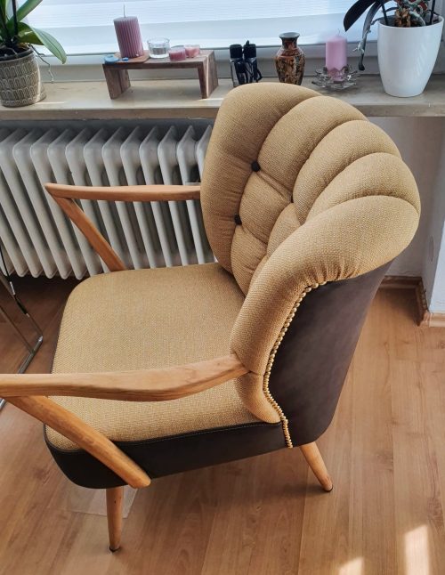 Ein Sessel und ein Sitzkissen für das Wohnzimmer