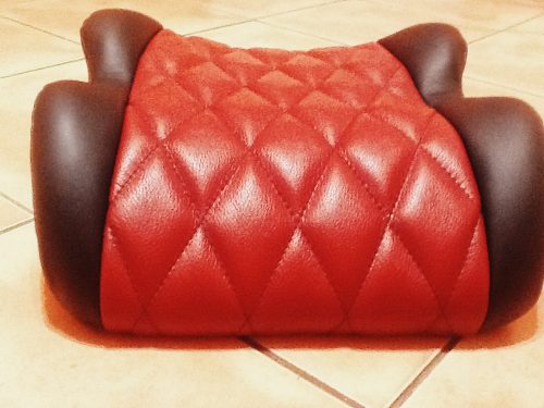 Projektierung und Polsterung eines Kindersessels von Naturleder mit Dekonähen auf spezielle Bestellung