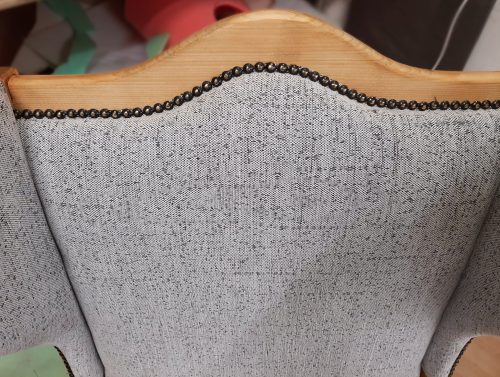 Reparatur vom Polstersessel mit dem Schmuckfließband ( Ziernägel)