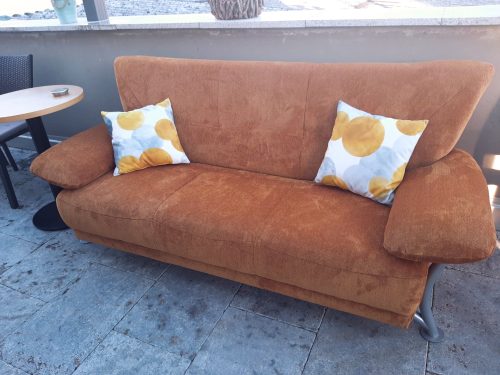 Austausch vom Stoffpolster für die Couch mit Dekokissen